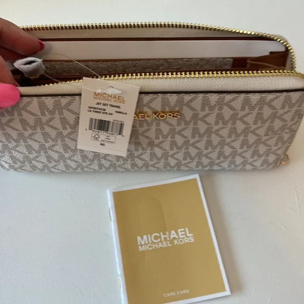 NWT Michael Kors Jet Set long Wallet- cream